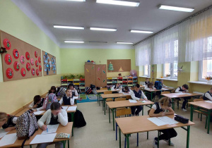 Uczniowie rozwiązują zadania konkursowe.