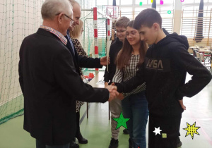 Uczniowie przyjmują gratulacje.
