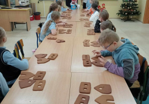 Uczniowie dekorują pierniki.