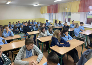 Uczniowie słuchają pogadanki.