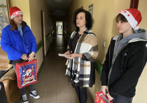 Uczniowie przekazują słodkości.