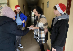 Uczniowie składają życzenia.