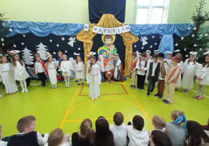 Uczniowie biorą udział w przedstawieniu.