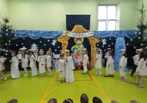 Uczniowie śpiewają kolędy.