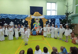 Uczennica recytuje wiersz.