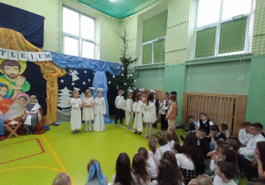 Uczniowie biorą udział w przedstawieniu.