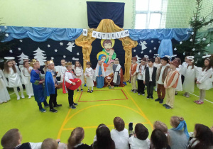 Uczniowie biorą udział w przedstawieniu.