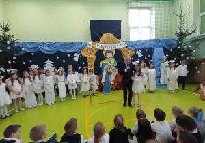 Dyrektor szkoły składa życzenia.
