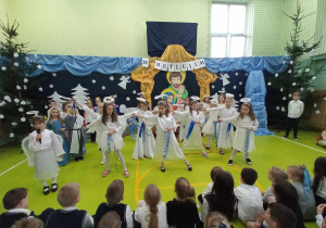 Taniec uczniów z szarfami.