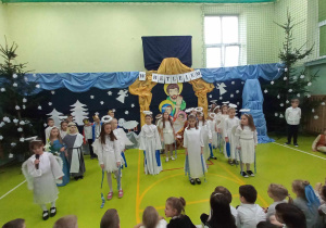 Taniec uczniów z szarfami.