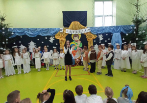 Uczennica śpiewa kolędę.