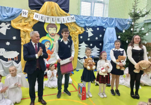 Pamiątkowe zdjęcie laureatów konkursu z Dyrektorem szkoły.