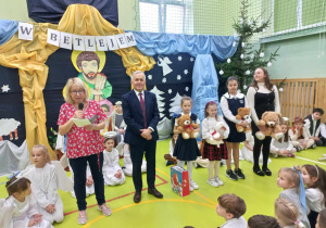 Pamiątkowe zdjęcie laureatów konkursu z Dyrektorem szkoły.