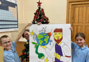 Uczniowie prezentują wykonany plakat.