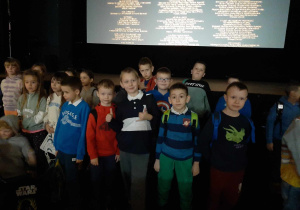 Pamiątkowe zdjęcie uczniów z kina.