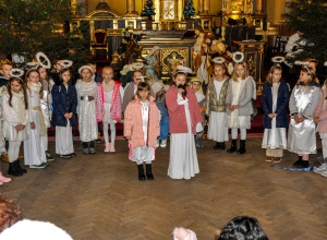 Jasełka klas II w Kościele Farnym w Brzezinach