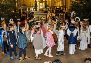 Występ uczniów w kościele.