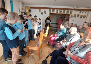 Uczniowie grają na fletach