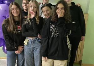 Pamiątkowe zdjęcie uczniów z wychowawcą.