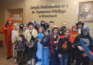 uczniowie w przebraniach