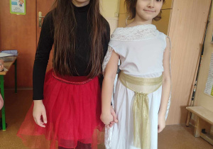 uczniowie w przebraniach