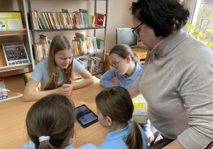 Uczniowie pracują na tabletach.