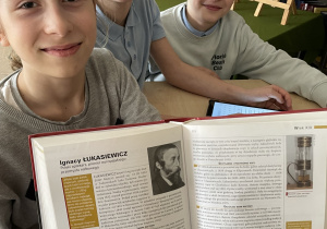 Uczniowie prezentują znalezione informacje.