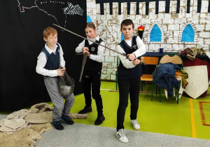 Uczniowie biorą udział w pokazie rycerskim.