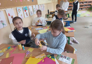 Uczniowie wykonują pracę techniczną.
