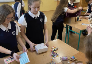 Uczniowie wykonują pracę techniczną.
