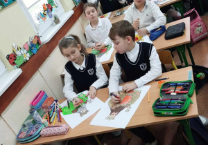 Uczniowie wykonują pracę techniczną.