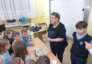 Nauczyciel przeprowadza doświadczenie biologiczne.