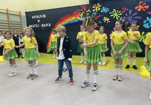 Występ cheerleaderek.