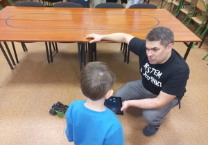 Nauczyciel prowadzi zajęcia z robotyki.