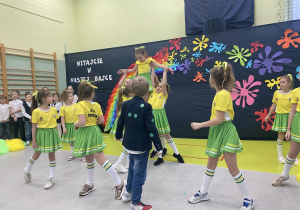 Występ cheerleaderek.