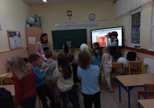 Dzieci zapoznają się z podręcznikami do klasy I.