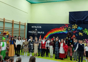 Uczniowie występują w przedstawieniu "Zaczarowana Akademia Pana Kleksa".