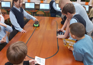 Dzieci biorą udział w zajęciach z robotyki.