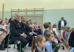 Przybyli goście i Dyrektorzy Szkoły.