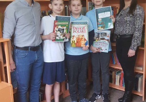 Zdjęcie pamiątkowe zwycięzców z dyrekcją.