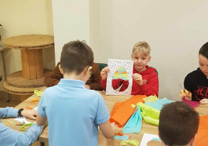 Uczniowie wykonują prace plastyczne.