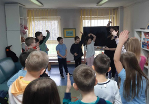 Uczniowie uczestniczą w warsztatach.