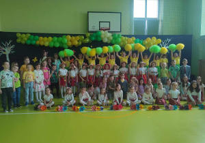 Zdjęcie wszystkich uczestników przedstawienia.