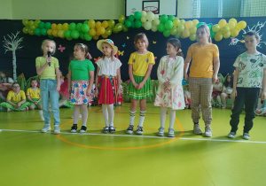 Uczniowie recytują wiersze.