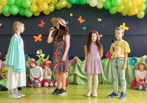 Uczniowie recytują wiersze.