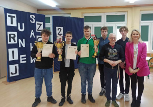 Wspólne zdjęcie uczestników i organizatorów turnieju.