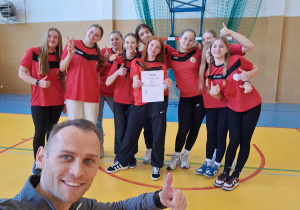 Pamiątkowe zdjęcie uczennic z nauczycielem wychowania fizycznego.