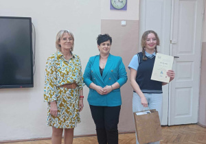 Pamiątkowe zdjęcie laureatki konkursu i organizatorów.