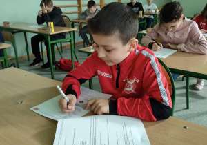 Uczeń rozwiązuje test.