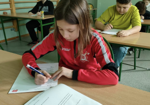 Uczennica rozwiązuje test.